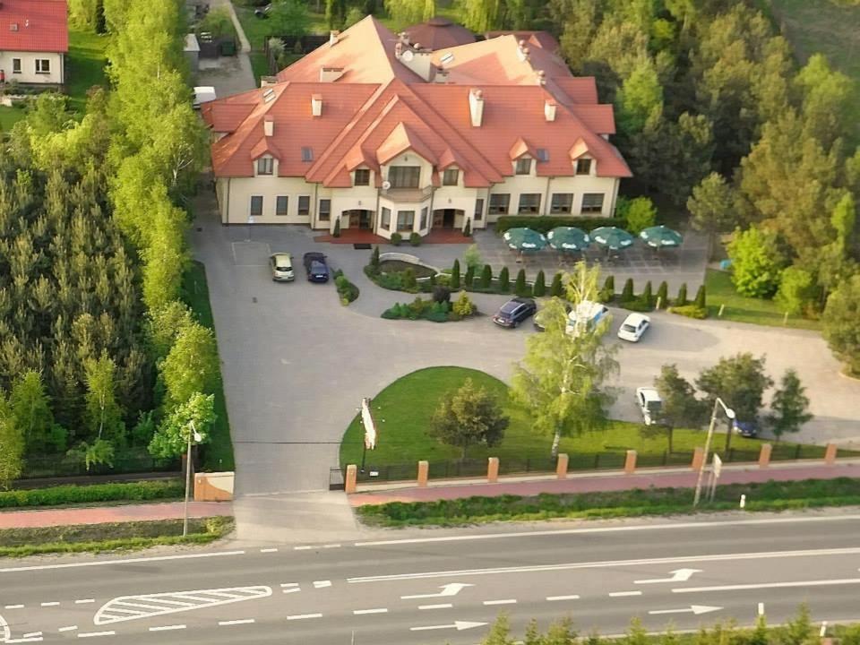 Maxima Hotel Wolanów Buitenkant foto