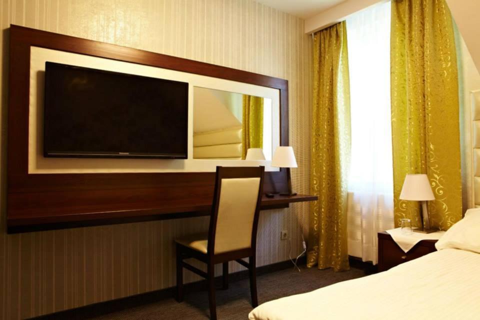 Maxima Hotel Wolanów Buitenkant foto